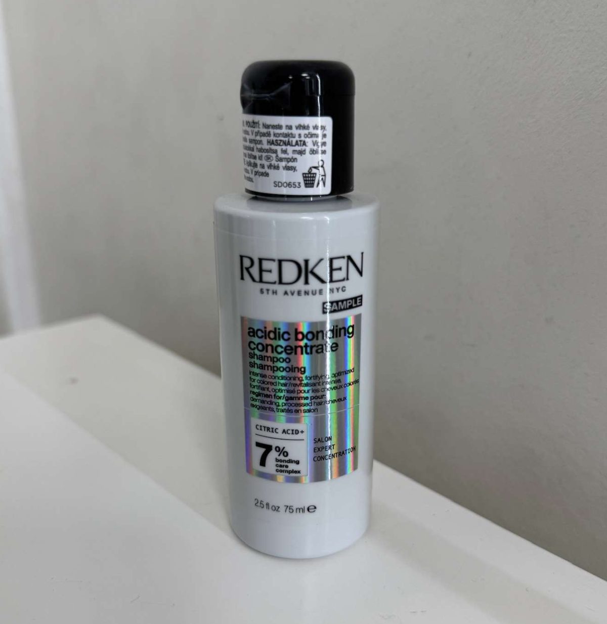 Redken - Mini šampón Acidic Bonding Concetrate – na posilnenie odfarbených vlasov